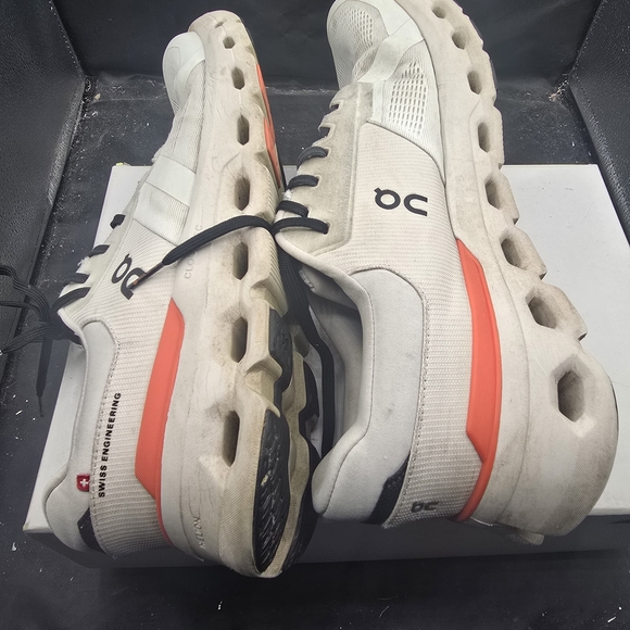 On Running Men\'s White‎ and Black Shoes
